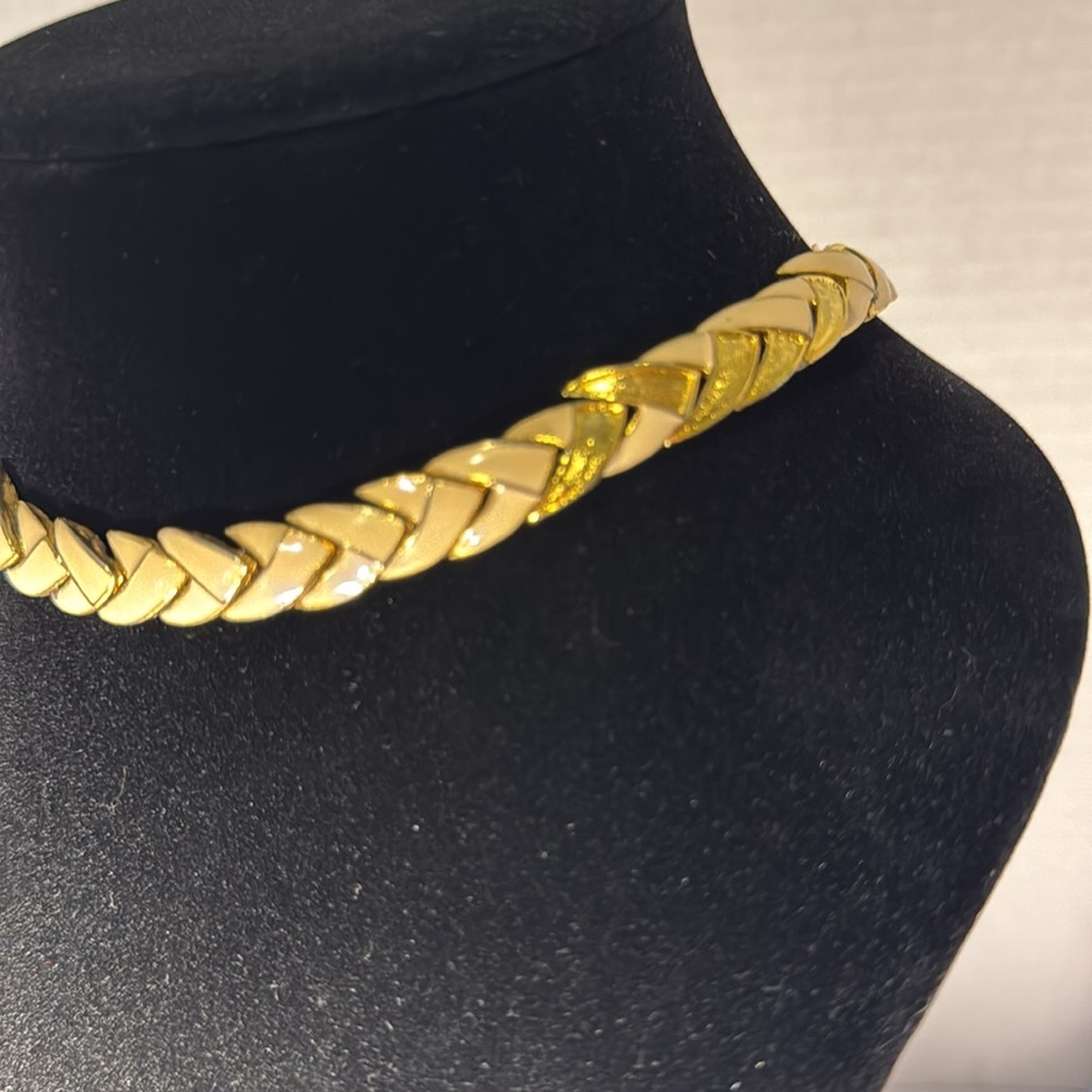 Vintage cream enamel and gold tone 14” necklace. - Picture 3 of 3